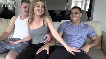 Умная девка с отважными грудями мастурбирует