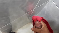 Красотуля с маленькими буферами прыгает на пенисе